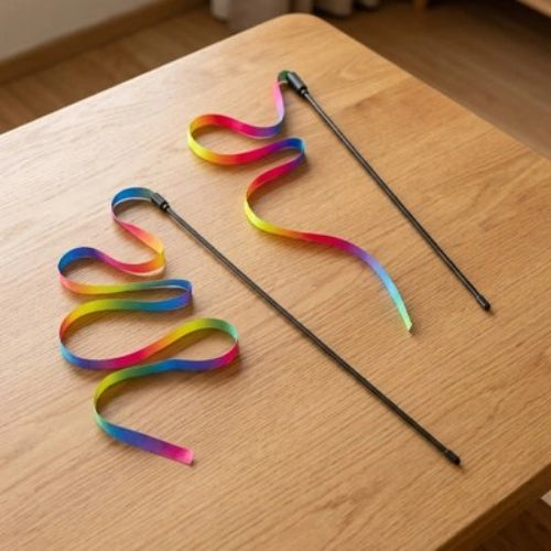 jouet chat baguette a ruban multicolore table