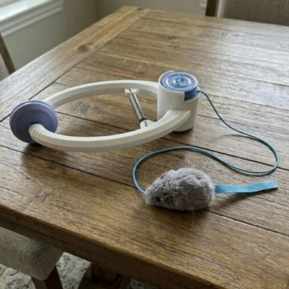 jouet chat interactif suspendu table
