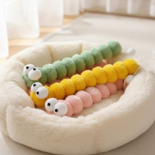 jouet pour chat chenille verte jaune rose dans panier