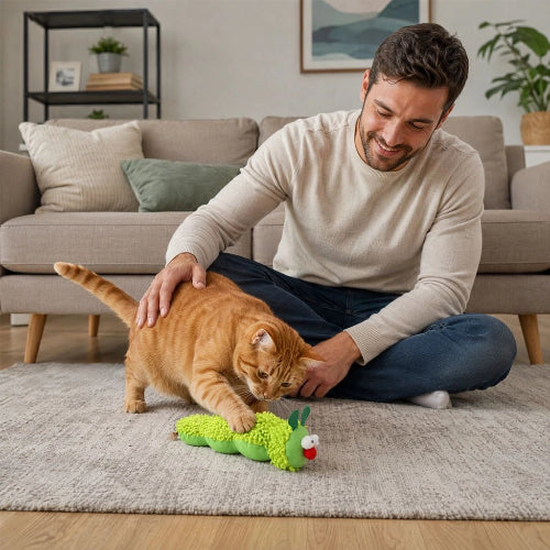 jouet pour chat chenille verte maitre chat jouant
