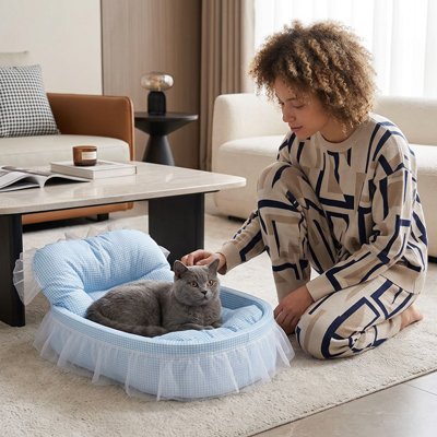lit pour chat princesse bleu chat allonge maitresse salon