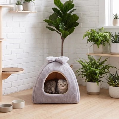 maison pour chat structure triangulaire grise chat allonge