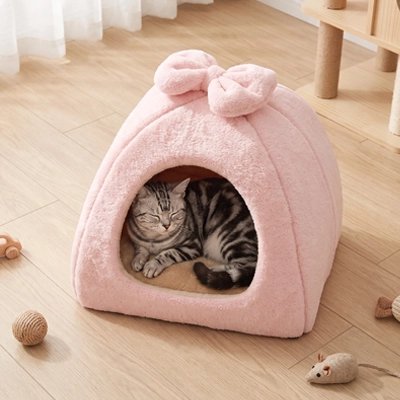 maison pour chat structure triangulaire rose chat apaise salon
