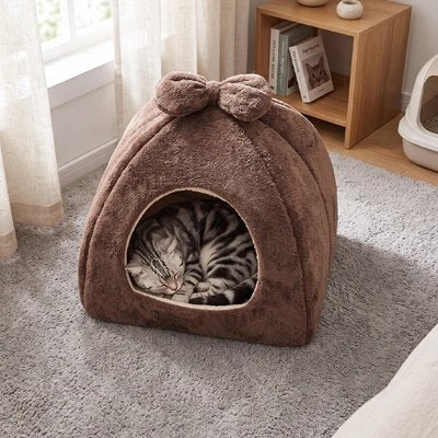 niche pour chat forme pyramidale marron chat dormant