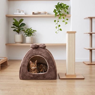 niche pour chat forme pyramidale marron chat dormant salon