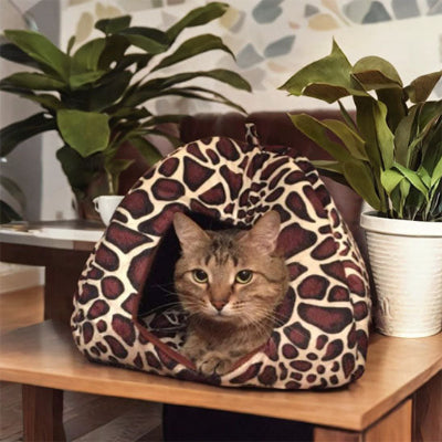 niche pour chat fraise marron avec chat