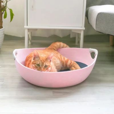panier a chat tissu feutre couleur rose avec chat