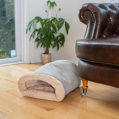 panier chat sac de couchage gris canape salon
