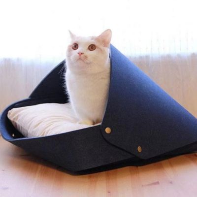 panier original chat en feutre de laine bleu avec chat