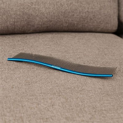 peigne pour chat couleur attrayante bleu canape