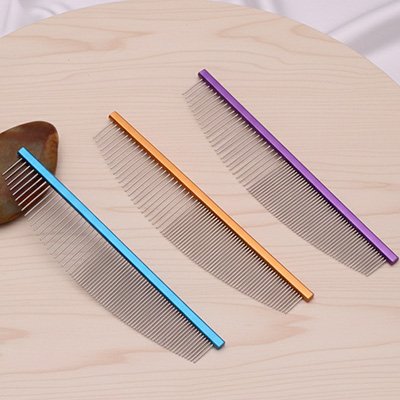 peigne pour chat demelant bleu jaune violet table