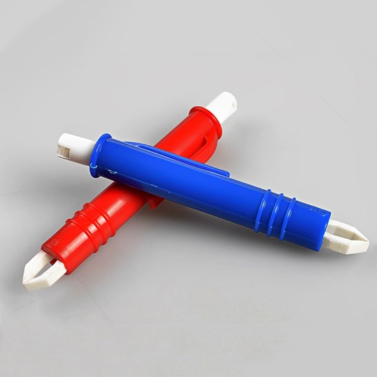 pince à tique bleu rouge