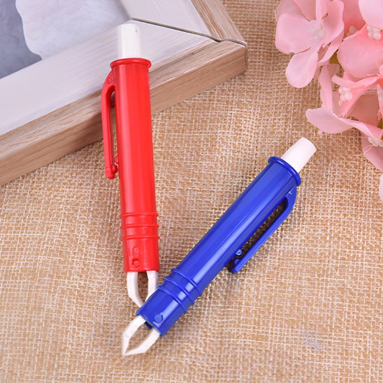 pince à tique forme stylo bleu rouge