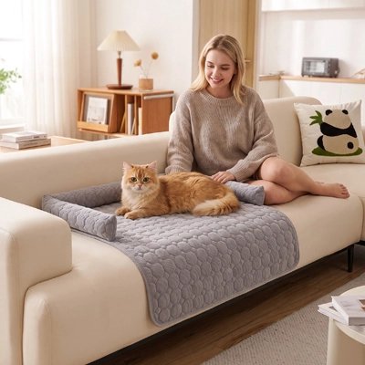 protection canapé chat antiderapante gris clair maitressse chat allonge
