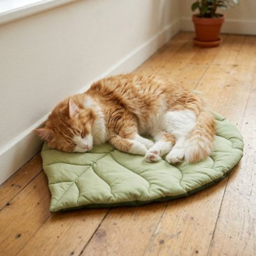 tapis chat design feuille verte chat dormant