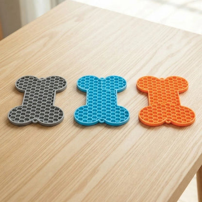 tapis de lechage gris bleu orange table