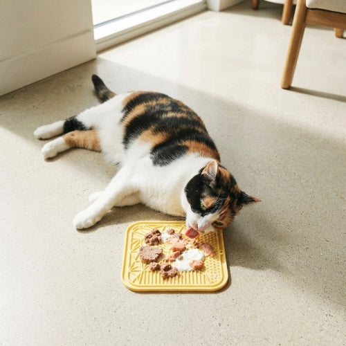 tapis de lechage jaune chat allonge