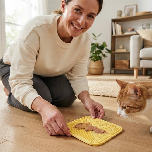 tapis de lechage jaune maitresse avec chat