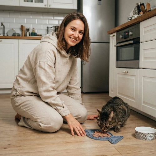 tapis de lechage poisson gris maitresse chat cuisine