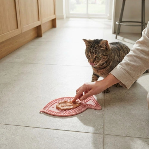 tapis de lechage poisson rose avec chat