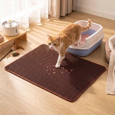 tapis litière pour chat marron chat sortant litiere
