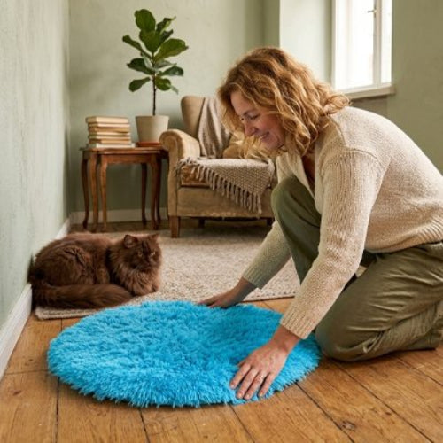 tapis pour chat rond turquoise maitresse chat allonge