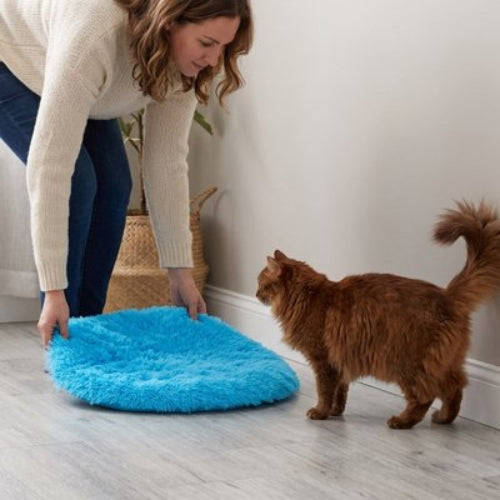 tapis pour chat rond turquoise maitresse chat debout