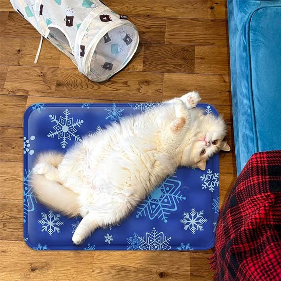 tapis rafraichissant chat bleu marine flocons neige chat allonge