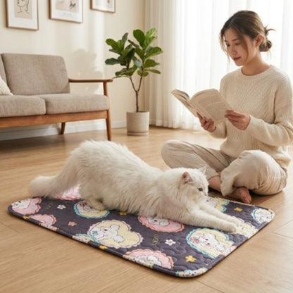 tapis rafraichissant chat design attractif coeurs maitresse chat allonge