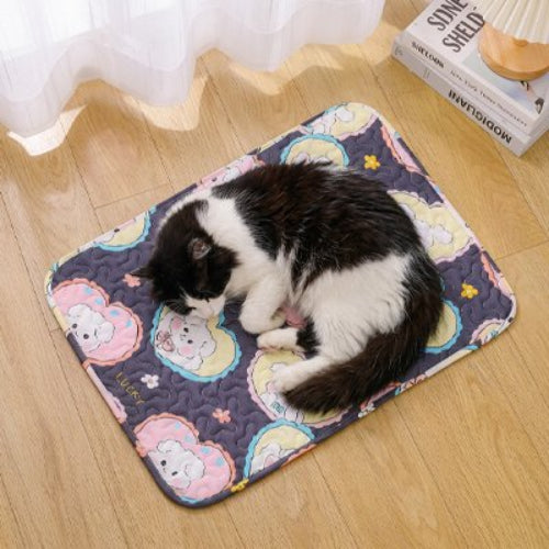 tapis rafraichissant chat design attractif coeurs chat dormant