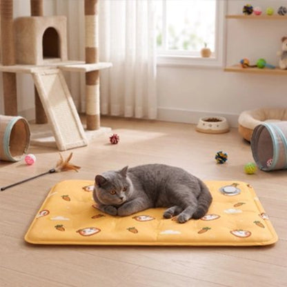 tapis rafraichissant chat jaune vif chat allonge jouets chambre