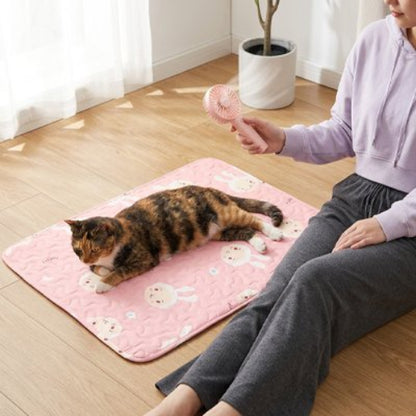 tapis rafraichissant chat rose motifs ludiques chat allonge maitresse