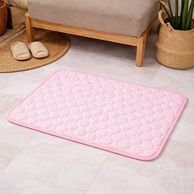 tapis rafraichissant chat rose salon