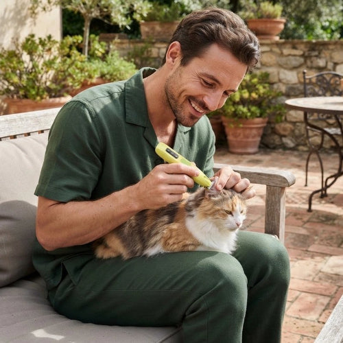 tondeuse pour chat verte maitre chat allonge