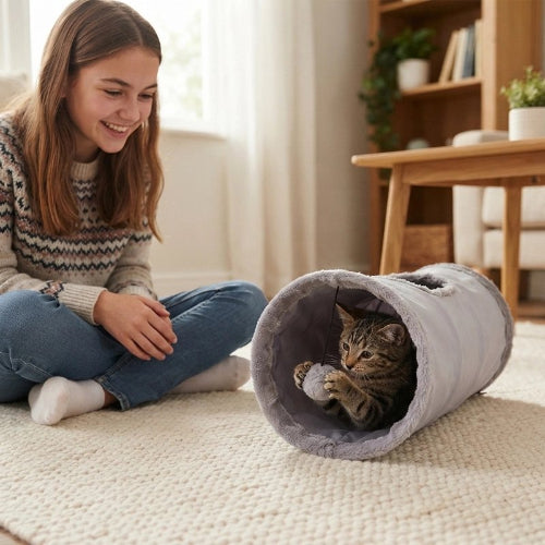 tunnel pour chat peluche gris maitresse chat jouant
