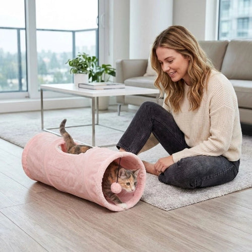 tunnel pour chat peluche rose maitresse chat sortant